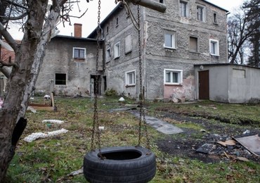 Kamienna Góra: Zarwany sufit. Kamienica była przeznaczona do rozbiórki
