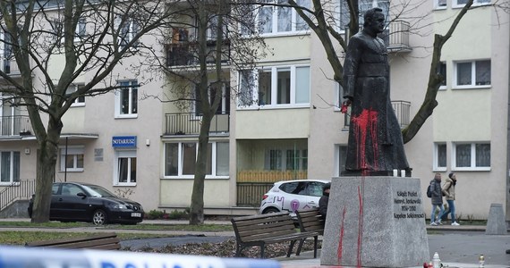 W nocy ze środy na czwartek został oblany czerwoną farbą pomnik ks. prałata Henryka Jankowskiego. Sprawę bada policja. Przed kilkoma dniami w prasie ukazał się reportaż, w którym zmarłemu w 2010 r. duchownemu zarzucono molestowanie dzieci.