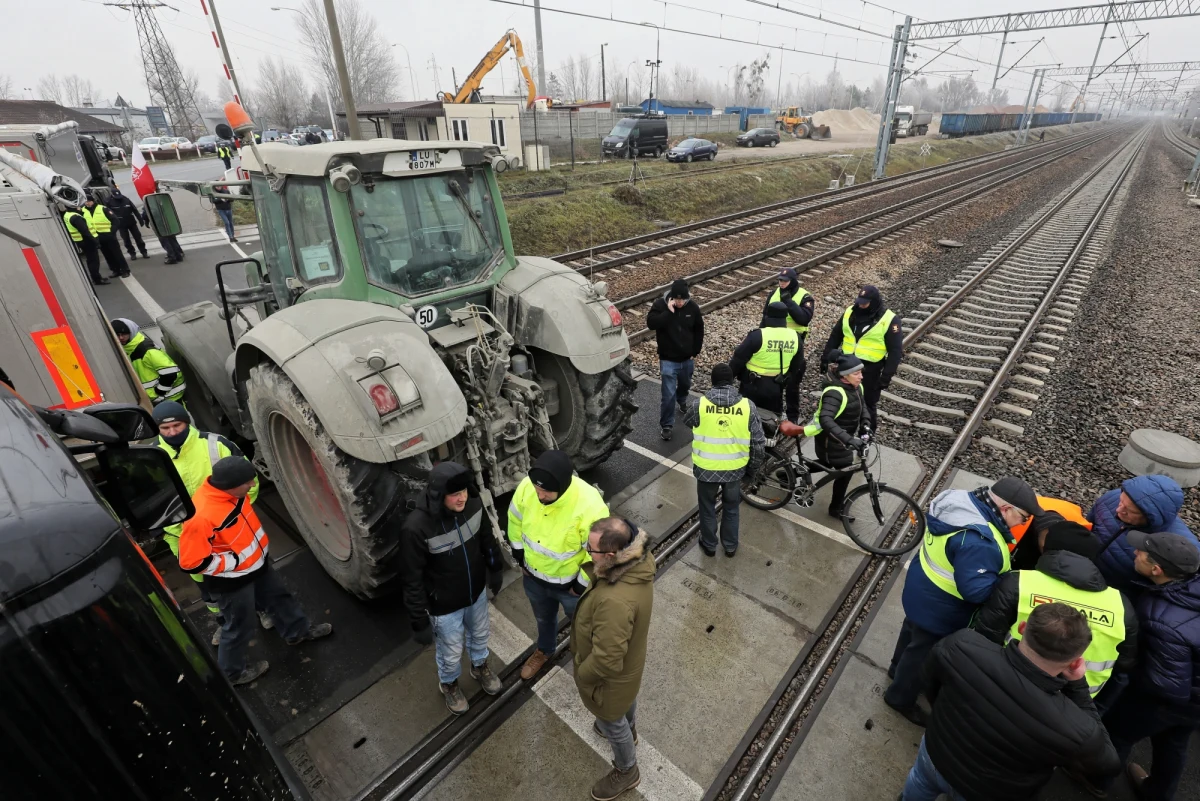 Koniec blokady torów kolejowych w podwarszawskim Pruszkowie. Protestujący w ten sposób od rana podwykonawcy spółki Astaldi zgodzili się przerwać blokadę i pójść na spotkanie z przedstawicielami PKP PLK.