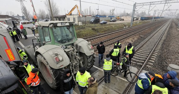 Koniec blokady torów kolejowych w podwarszawskim Pruszkowie. Protestujący w ten sposób od rana podwykonawcy spółki Astaldi zgodzili się przerwać blokadę i pójść na spotkanie z przedstawicielami PKP PLK.