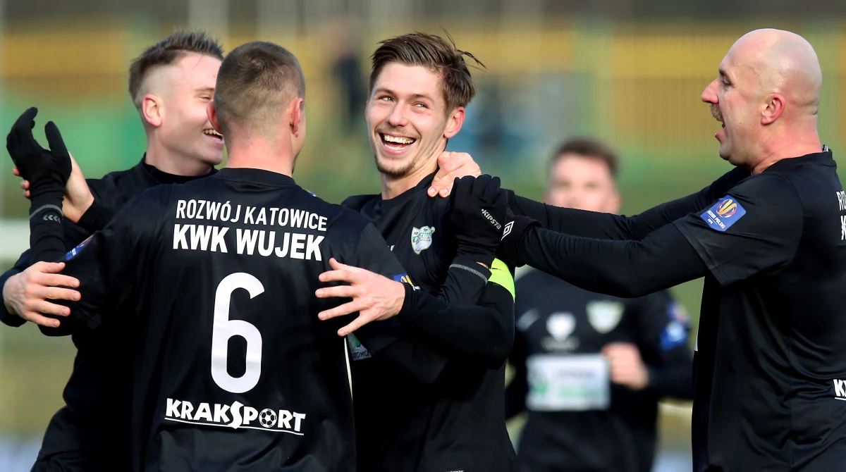 Drugoligowy Rozwój Katowice postawił się Górnikowi Zabrze w 1/8 finału Pucharu Polski. Katowiczanie przegrali 1-4, ale dopiero po dogrywce. Po 90 minutach było 1-1.