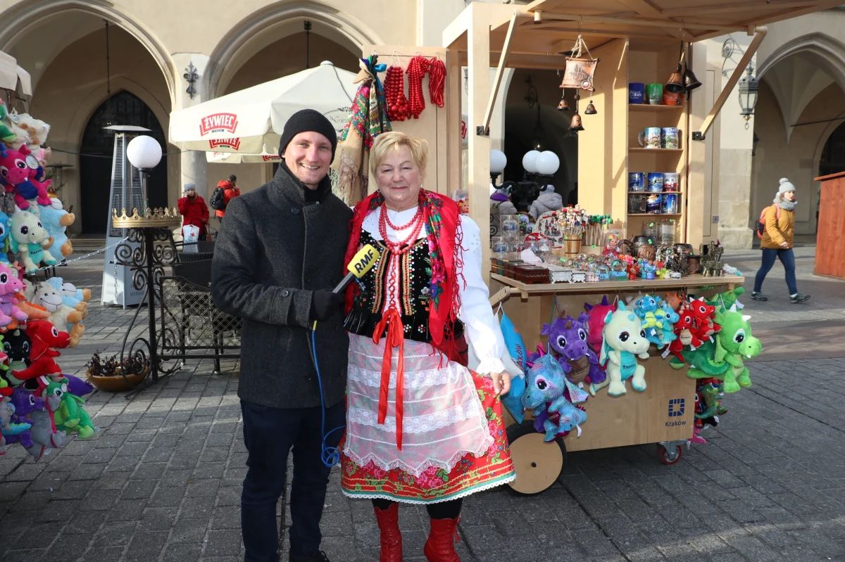 Nowe wózki do sprzedaży obwarzanków wyjechały na ulice Krakowa. Na razie to tylko testy. Jury konkursowe miało wątpliwości, który projekt powinien zwyciężyć. Ustalono więc, że dwa najlepsze prototypy wózków wyjadą na ulice miasta, ocenią je zarówno sprzedający jak i mieszkańcy oraz turyści. Wygra... lepszy!