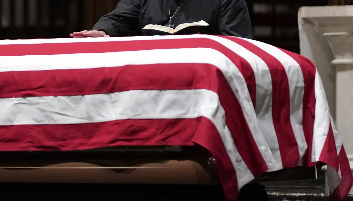 Po nabożeństwie żałobnym w Houston trumna z ciałem George'a H. W. Busha zostanie przewieziona specjalnym pociągiem do College Station, gdzie 41. prezydent USA zostanie pochowany obok swojej żony Barbary i córki Robin. 