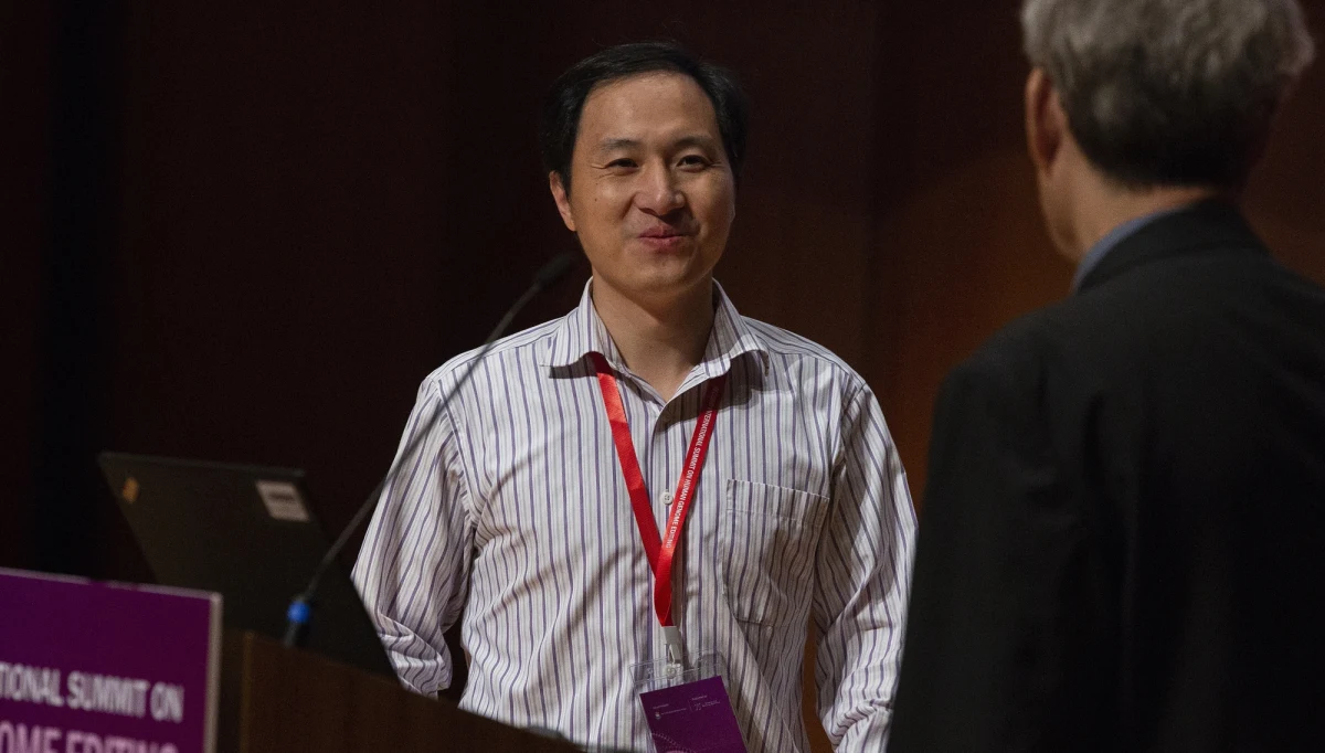 ​Chiński naukowiec, który twierdził, że zmodyfikował geny urodzonych niedawno bliźniaczek, zniknął bez śladu - informują lokalne media.