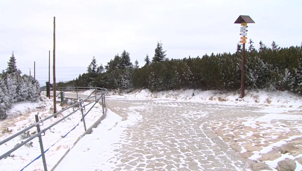 ​Siedmioro "śmiałków" próbowało wejść na szczyt Śnieżki w bardzo skąpych strojach. Turystom musieli pomóc ratownicy.