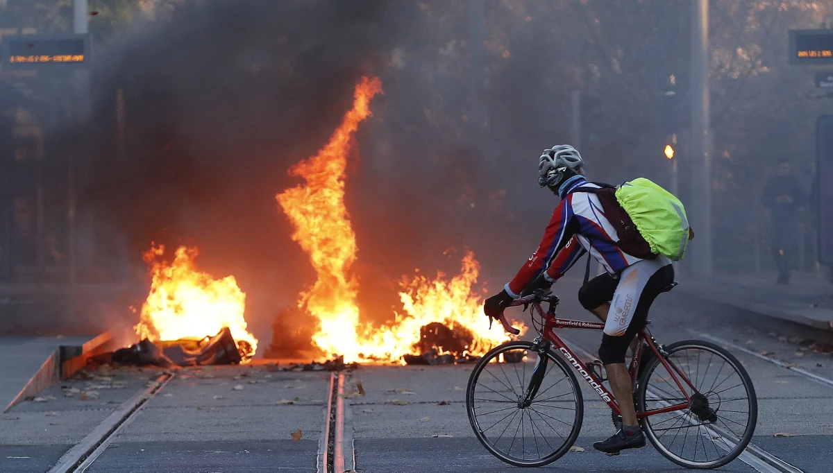 Dla 78 proc. Francuzów zapowiedzi rządu, który na rok zawiesił podwyżki cen paliw, nie spełniają oczekiwań "żółtych kamizelek" - wynika z opublikowanego sondażu Elabe. W sobotę część placówek kulturalnych i sklepów w Paryżu będzie zamknięta z uwagi na protesty. 