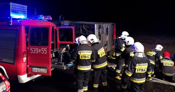 1 osoba zginęła, a 19 jest poszkodowanych - to najnowszy bilans wypadku autokaru na dolnośląskim odcinku S3 na wysokości Kaźmierzowa. Pojazd zjechał z drogi i przewrócił się na bok na wjeździe na S3 w kierunku Polkowic na wysokości miejscowości Sucha Górna. 