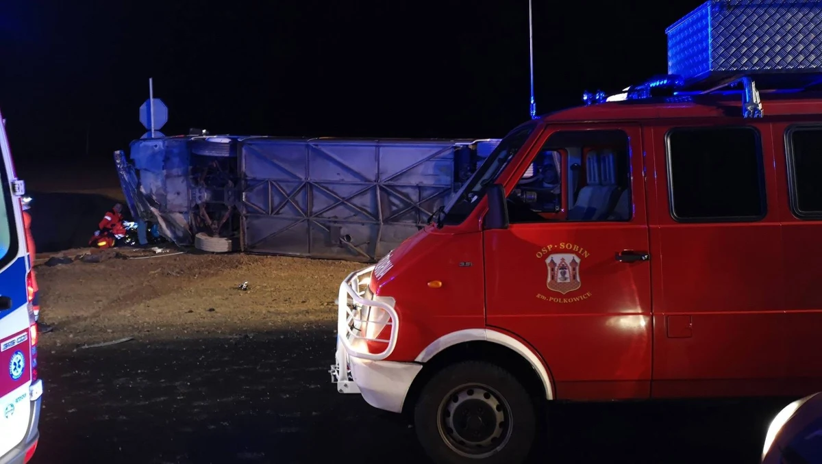 Policja zatrzymała kierowcę autokaru, który spowodował wypadek na dolnośląskim odcinku drogi S3 niedaleko miejscowości Sucha Górna w powiecie polkowickim na Dolnym Śląsku. 
Jedna osoba nie żyje, a ponad 20 zostało rannych – to bilans tragicznego zdarzenia. Autokarem podróżowało 51 osób. Rozbity pojazd został już usunięty z S3, ruch na drodze został przywrócony około godziny 4.