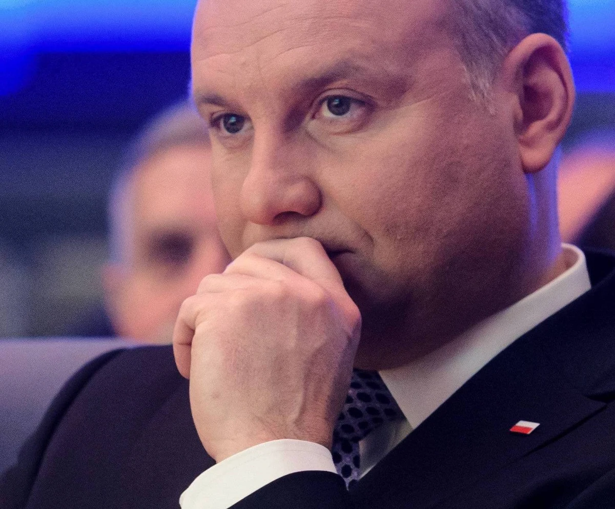 Andrzej Duda usunął z Twittera udostępniony przez siebie link do artykułu, którego autor krytykował m.in. instytucje unijne. Prezydent przeprosił też wszystkich, którzy poczuli się urażeni tym, że polecił tekst. 