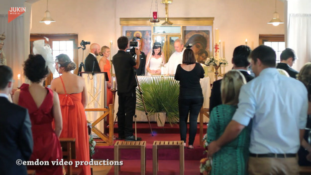Kamerzysta nagrywał moment podpisania papierów podczas ślubu, gdy przydarzyło mu się to. Oglądajcie. 