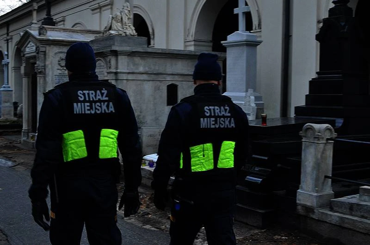 Warszawski ratusz, po interwencji RMF FM, wypowiedział walkę złodziejom grasującym na cmentarzu na stołecznych Powązkach. Prezydent Warszawy Rafał Trzaskowski razem z komendantem straży miejskiej, zdecydowali m.in. o zwiększeniu liczby patroli pilnujących nekropolii. Pojawili się także funkcjonariusze z kamerami termowizyjnymi.
