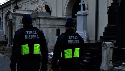 Interwencja RMF FM: Więcej patroli na warszawskich Powązkach. Cmentarz był okradany 