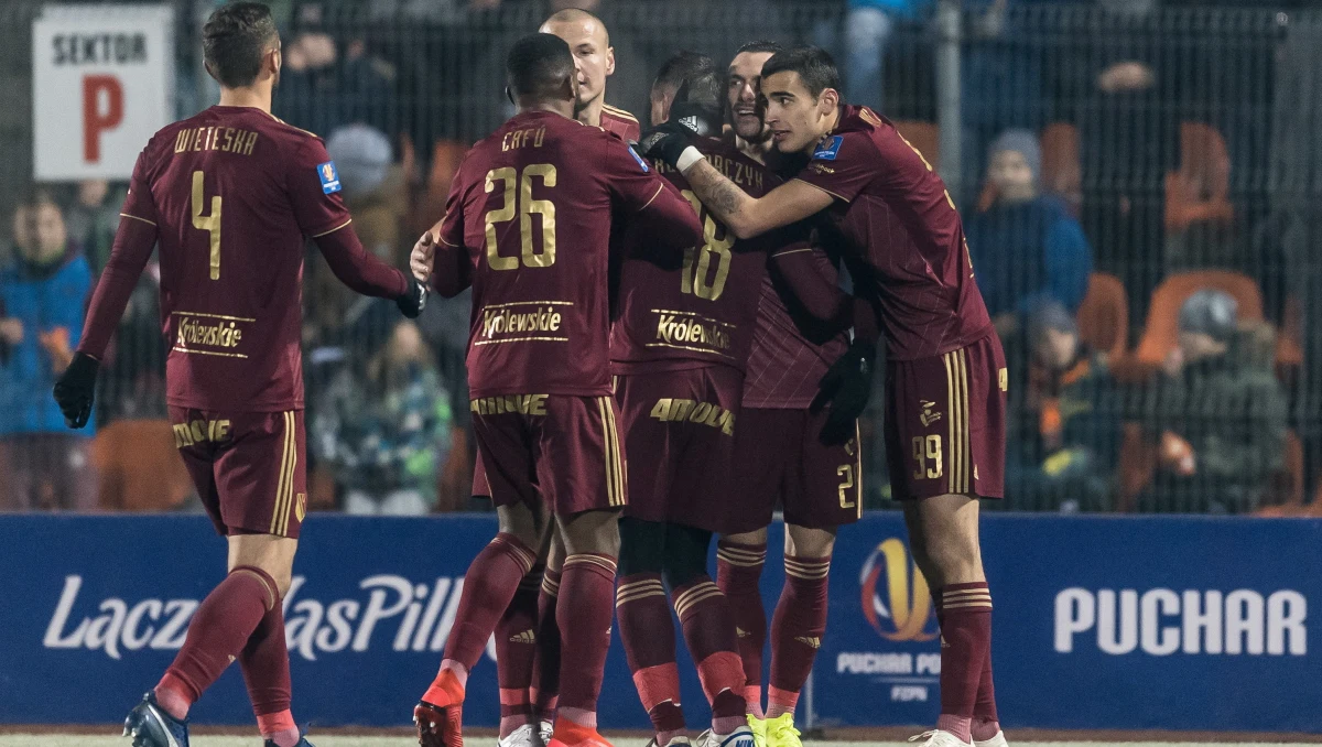 W siedzibie PZPN rozlosowano ćwierćfinałowe pary Polski. W najciekawszej wylosowanej parze Górnik Zabrze zagra z Lechią Gdańsk. Dużo emocji może też być w Częstochowie, gdzie liderujący w pierwszej lidze Raków zmierzy się z obrońcą tytułu - Legią Warszawa.