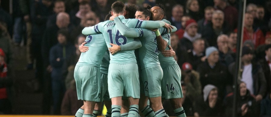 Arsenal Londyn zapowiedział rozmowę dyscyplinującą z piłkarzami, którzy znaleźli się w opublikowanym przez "The Sun" wideo, które według tabloidu zostało nagrane tuż przed sezonem. Zawodnicy bawili się w jednym z londyńskich nocnych klubów i wdychali gaz rozweselający.