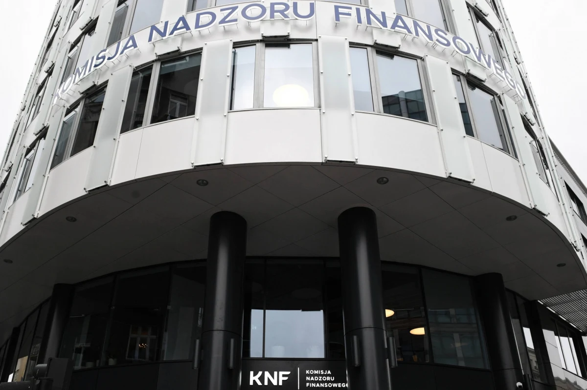 Polski sektor bankowy murem za zatrzymanymi wczoraj byłymi szefami Komisji Nadzoru Finansowego, zwłaszcza za byłym wiceprzewodniczącym Wojciechem Kwaśniakiem. 7 osób usłyszało zarzuty niedopełnienia obowiązków w sprawie dotyczącej SKOK Wołomin. Związek Banków Polskich - reprezentujący niemal wszystkie działające w kraju banki - wydał właśnie oświadczenie, w którym deklaruje gotowość poręczenia - także finansowego - za zatrzymanych.