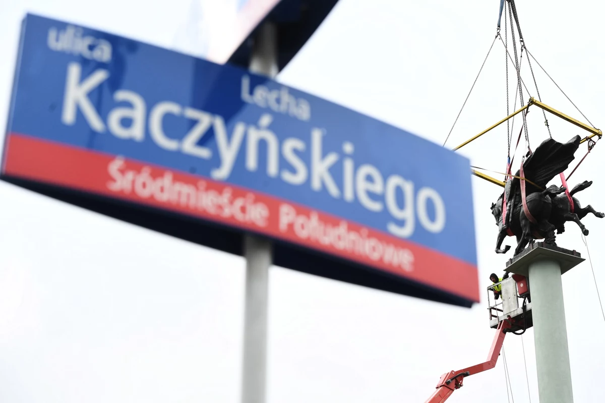 Naczelny Sąd Administracyjny wyrzucił do kosza kilkadziesiąt decyzji zastępczych wojewody, który w listopadzie zeszłego roku zmienił nazwy ponad czterdziestu ulic w stolicy. Najgłośniejszą zmianą było przemianowanie Alei Gwardii Ludowej na ulicę Lecha Kaczyńskiego. Patronami warszawskich ulic ponownie będą Hanka Sawicka, Leon Kruczkowski, czy Wincenty Rzymowski.