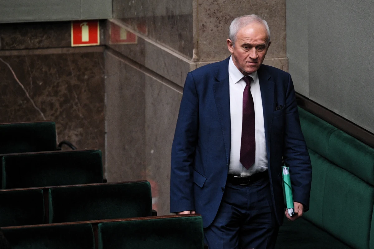 Rząd obiecał rekompensaty za podwyżki cen prądu dla gospodarstw domowych oraz małych i średnich firm. Już teraz pojawiają się jednak kłopoty z realizacją tego zobowiązania. Minister Finansów przerzuca na ministra energii Krzysztofa Tchórzewskiego całą odpowiedzialność za znalezienie środków na realizację pomysłu.