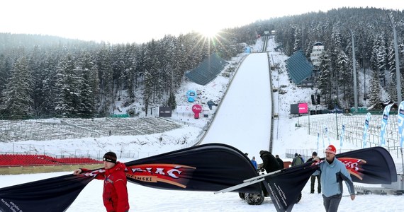 Kamil Stoch i spółka ruszają do Zakopanego! W związku z odwołanymi zawodami w Titisee-Neustadt kadra zyskała wolny weekend, który przeznaczy na dodatkowe treningi. Niewiele skoczni w Europie może pochwalić się całkowitym naśnieżeniem. Jedną z nich jest Wielka Krokiew w Zakopanem i to właśnie tam skoczkowie będą pracować nad formą.