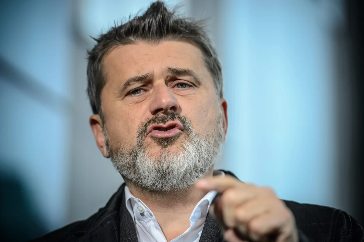 "Nie jest prawdą, że byłem trzykrotnie efektywnie wezwany do prokuratury, i nie jest prawdą, że unikam kontaktu z prokuraturą lub udziału w czynnościach procesowych" - przekonuje Janusz Palikot w oświadczeniu przesłanym redakcji RMF FM. W ten sposób biznesmen i były polityk komentuje twierdzenia prokuratury, że trzykrotnie - mimo skutecznego powiadomienia - nie stawił się przed śledczymi, którzy chcą ogłosić mu zarzut.