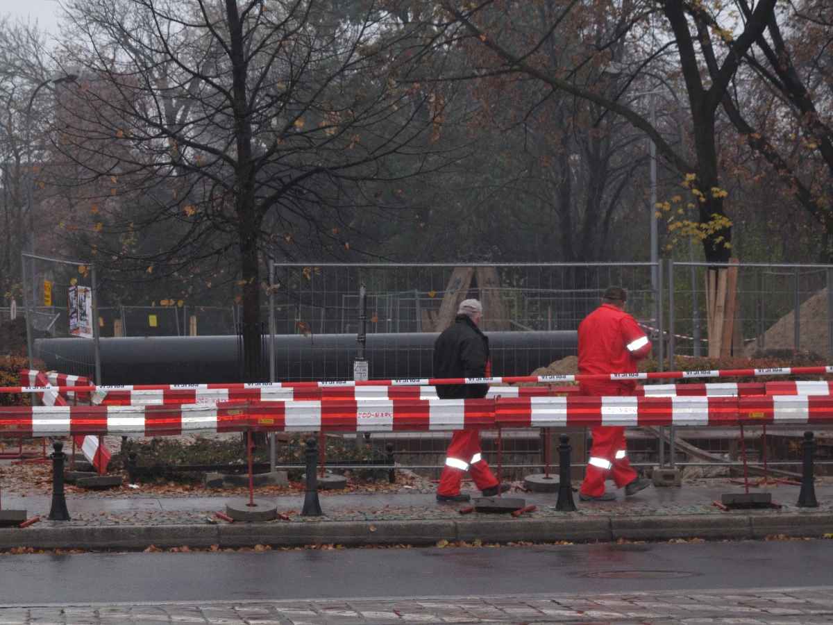 Do wycieku gazu z gazociągu niskiego ciśnienia doszło w piątek po południu w śródmieściu Olsztyna. Z pobliskiej szkoły ewakuowano uczniów. Sytuacja jest opanowana. Pracownicy pogotowia gazowniczego uszczelniają gazociąg.