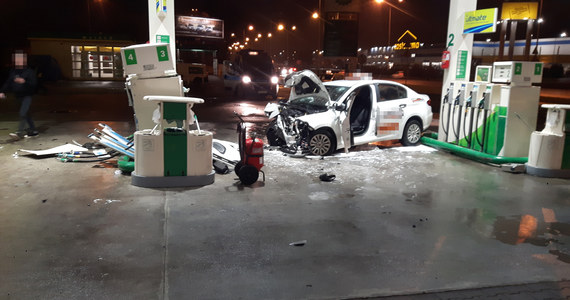 Poważny wypadek w Łodzi. Taksówka, kierowana przez 17-latkę, uderzyła m.in. w dystrybutory paliwa na stacji benzynowej. Autem - na siedzeniu pasażera - jechała również 35-letnia matka dziewczyny. Obie trafiły do szpitala.