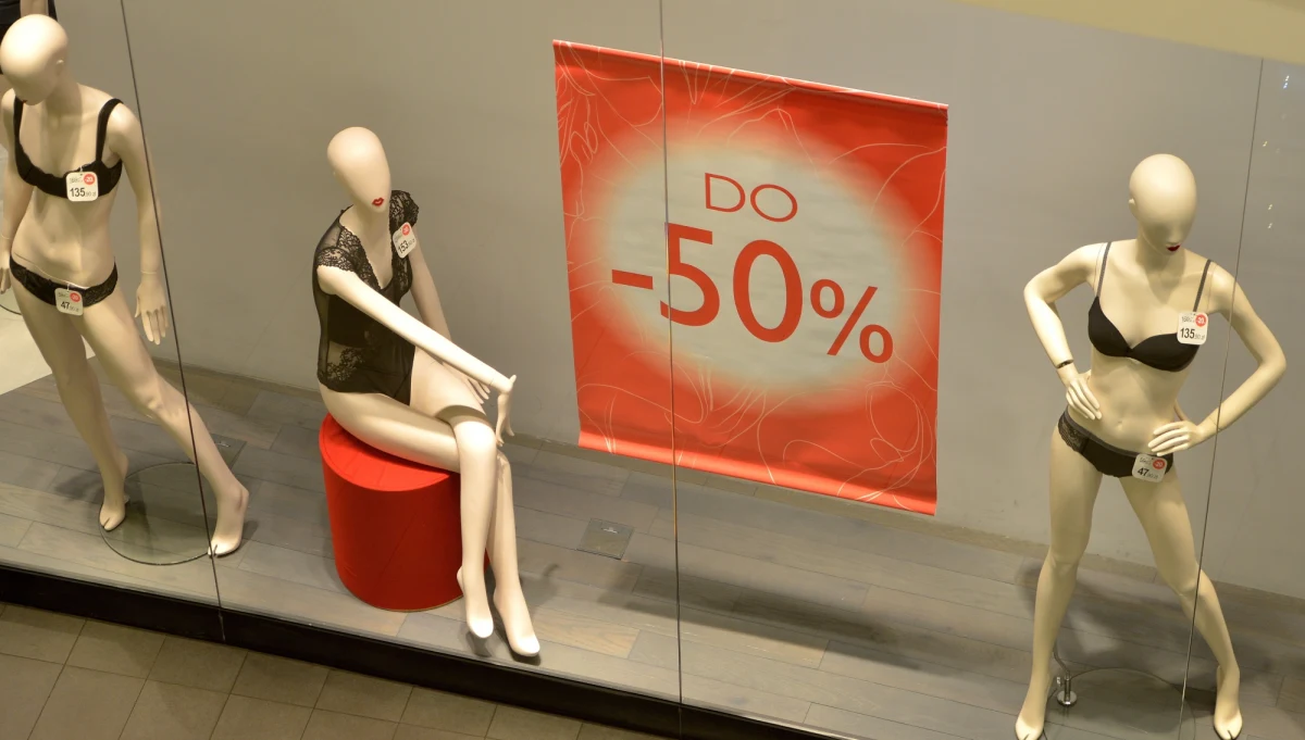 Dlaczego, zmęczeni bieganiną po świątecznie wystrojonych sklepach kupujemy więcej rzeczy, z których nie jesteśmy zadowoleni? Czy zawsze w internecie podejmujemy racjonalne decyzje zakupowe? Jak porównywać ceny, by wybrać naprawdę korzystną ofertę? Marlena Chudzio wraz z Jakubem Müllerem z portalu "Marketing przy Kawie" odsłaniają techniki, którymi sprzedawcy wpływają na nasze decyzje.