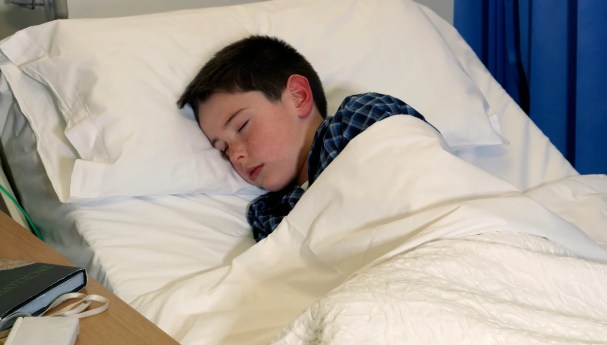 ​Bohaterski nastolatek, który bronił swojej matki przed atakami pijanego współlokatora, zmarł w szpitalu. 16-latek od ponad roku był w śpiączce. Nigdy nie dowiedział się, że jego matka przez ten czas nawet do niego nie zajrzała.