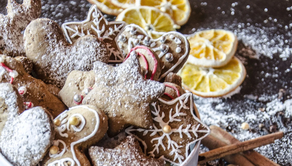 Pachną cynamonem, imbirem i goździkami, mają w sobie miodową, ale też lekko pikantną nutę. Idealne korzenne pierniki – by były gotowe do schrupania na święta, warto je przygotować już teraz. 