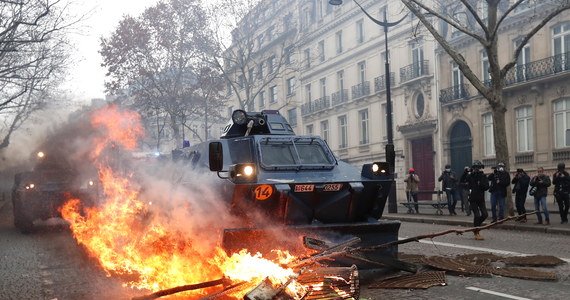 W co najmniej trzech dzielnicach Paryża trwają starcia z policją, które wybuchły po demonstracji przeciwko polityce prezydenta Macrona. Wozy opancerzone niszczą podpalane przez protestujących barykady i spychają z ulic płonące samochody torując drogę szturmowym oddziałom policji.