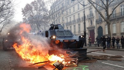 Zamieszki w Paryżu! Wozy opancerzone niszczą barykady