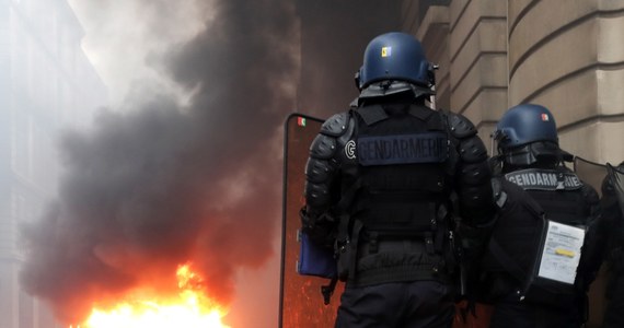 Ponad tysiąc osób aresztowano w czasie fali demonstracji przeciwko polityce prezydenta Macrona w całej Francji. Do najostrzejszych strać doszło w centrum Paryża, gdzie demonstranci wznosili barykady, a później grupy anarchistów i bandy chuliganów podpalały samochody i kontenery na śmieci, plądrowały sklepy. 