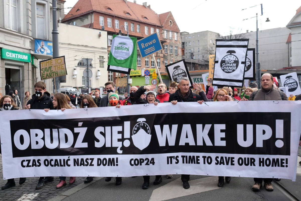 Trzech uczestników sobotniego Marszu dla Klimatu w Katowicach usłyszało zarzuty związane z ich zachowaniem wobec policjantów. Zatrzymanym grozi kara do trzech lat więzienia. Dwóch 19-latków i jeden 16-latek nie przyznali się do winy.
