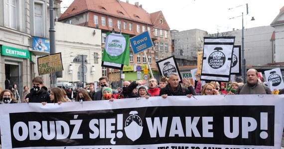 Trzech uczestników sobotniego Marszu dla Klimatu w Katowicach usłyszało zarzuty związane z ich zachowaniem wobec policjantów. Zatrzymanym grozi kara do trzech lat więzienia. Dwóch 19-latków i jeden 16-latek nie przyznali się do winy.