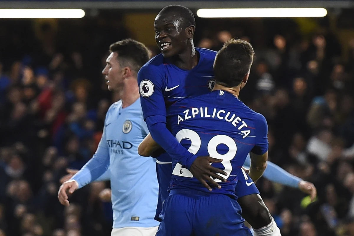 Pierwszej porażki w obecnym sezonie Premier League doznali piłkarze Manchesteru City. Obrońcy tytułu w hicie 16. kolejki ulegli na wyjeździe Chelsea Londyn 0:2. Potknięcie "The Citizens" wykorzystał Liverpool, który pokonał AFC Bournemouth 4:0 i został liderem.