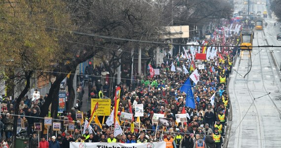 Kilka tysięcy osób uczestniczyło w sobotę w Budapeszcie w zorganizowanej przez związki zawodowe demonstracji przed gmachem parlamentu Węgier, który ma w przyszłym tygodniu głosować w sprawie podniesienia obowiązującego limitu nadliczbowych godzin pracy.
