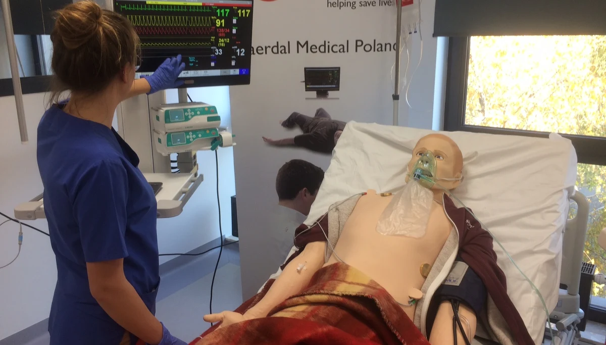 Nowoczesny budynek stoi pomiędzy akademikiem a centrum kongresowym Uniwersytetu Medycznego w Poznaniu. Po drugiej stronie ulicy jest też szpital, w którym praktykują studenci medycyny i początkujący lekarze. Właśnie po to, by przygotować ich do pracy i kontaktu z prawdziwymi pacjentami, powstało mieszczące się w nim Centrum Symulacji Medycznej Uniwersytetu Medycznego w Poznaniu, które odwiedzamy w ramach naszej akcji Twoje Niesamowite Miejsce w Faktach RMF FM. Jeszcze kilka miesięcy temu relacjonowaliśmy umieszczanie na jednym z jego pięter symulatora karetki pogotowia. Dziś odbywają się tu już regularne zajęcia dla studentów.