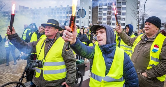 Prezydent Emmanuel Macron coraz bardziej osłabiony politycznie. Ruch "żółtych kamizelek" znowu zatrząsnął fundamentami republiki - tak kolejne fale protestów w całej Francji komentuje nadsekwańska prasa.