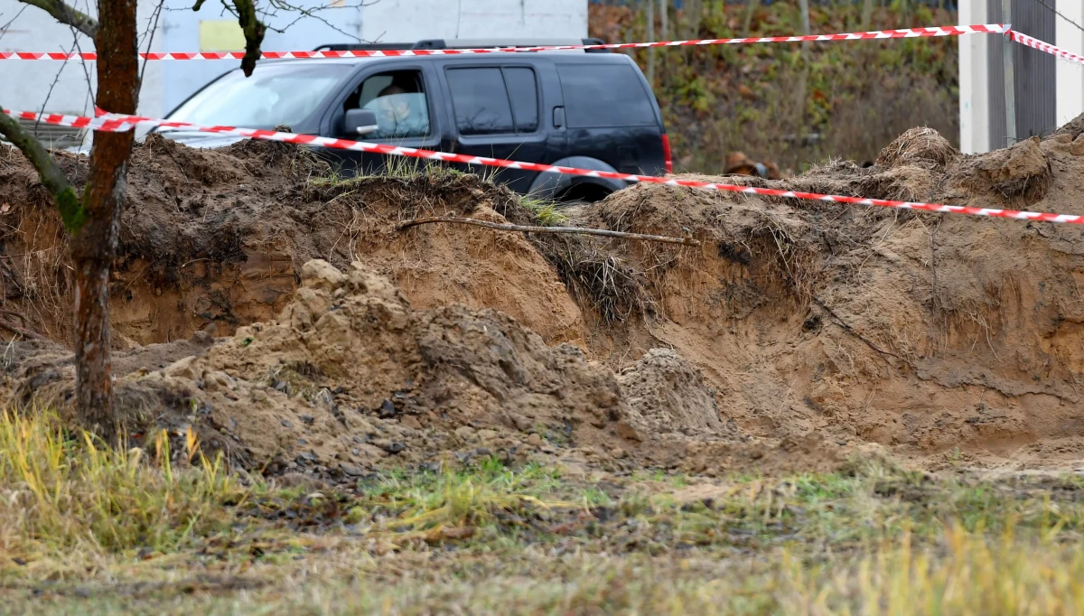 Konwój z bombą lotniczą z II wojny światowej wyruszył z Polic (Zachodniopomorskie). Niewybuch będzie zdetonowany na poligonie w Drawsku Pomorskim.
