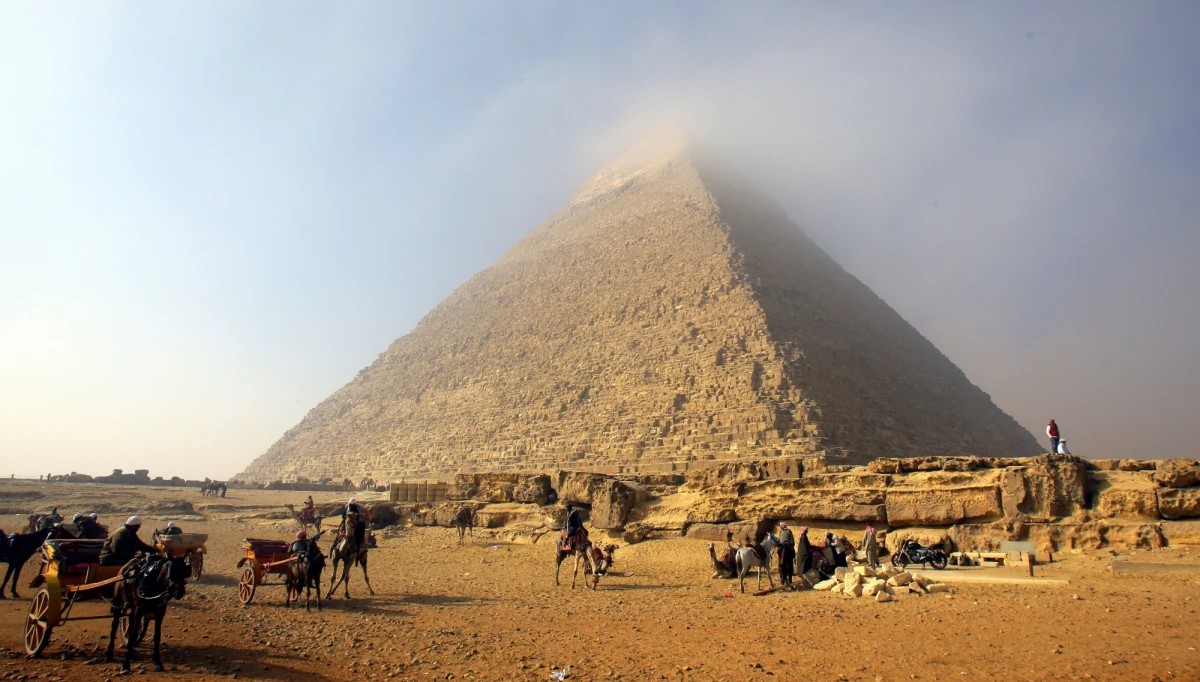 ​Duński fotograf rozzłościł Egipcjan po tym, jak razem z dziewczyną wspiął się na szczyt Piramidy Cheopsa w Gizie. Para robiła sobie rozebrane zdjęcia i prawdopodobnie uprawiali także seks na wyjątkowym zabytku. Władze domagają się zbadania sprawy i ewentualnego ukarania Duńczyka.