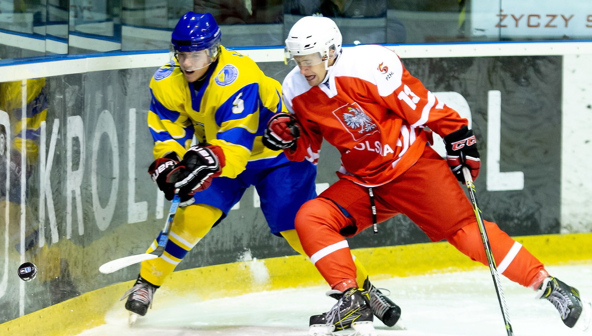 Reprezentacja Polski U20 w hokeju na lodzie od zwycięstwa rozpoczęła rywalizację w mistrzostwach świata dywizji 1B, które trwają na stadionie zimowym w Tychach. Podopieczni Piotra Sarnika pokonali Ukrainę 4:2. Dziś kolejne spotkanie - rywalem biało-czerwonych będzie reprezentacja Włoch. O tym czy młodzieżowi reprezentacji polski mogą odmienić oblicze polskiego hokeja z trenerem młodzieżowej kadry Piotrem Sarnikiem rozmawiał Wojciech Marczyk z redakcji sportowej.