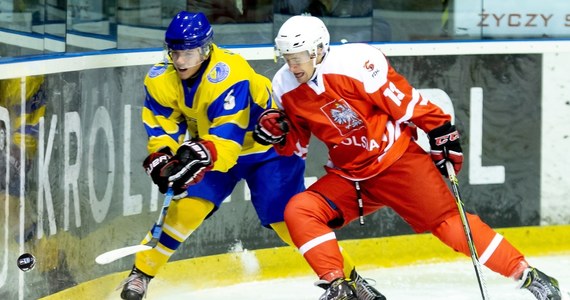 Reprezentacja Polski U20 w hokeju na lodzie od zwycięstwa rozpoczęła rywalizację w mistrzostwach świata dywizji 1B, które trwają na stadionie zimowym w Tychach. Podopieczni Piotra Sarnika pokonali Ukrainę 4:2. Dziś kolejne spotkanie - rywalem biało-czerwonych będzie reprezentacja Włoch. O tym czy młodzieżowi reprezentacji polski mogą odmienić oblicze polskiego hokeja z trenerem młodzieżowej kadry Piotrem Sarnikiem rozmawiał Wojciech Marczyk z redakcji sportowej.