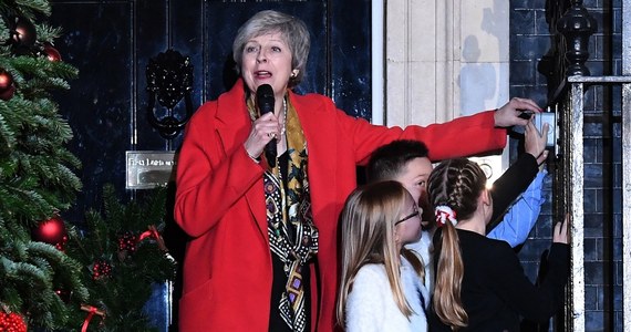 ​Theresa May może pozostać na czele rządu, nawet jeśli parlament odrzuciłby we wtorkowym głosowaniu wynegocjowaną przez nią umowę o warunkach wystąpienia Wielkiej Brytanii z Unii Europejskiej - oświadczył minister ds. Brexitu Stephen Barclay. Z kolei Donald Tusk podkreślił, że czeka nas "ważny tydzień dl Brexitu". Przewodniczący Rady Europejskiej poinformował też, że rozmawiał przez telefon z brytyjską premier Theresą May.