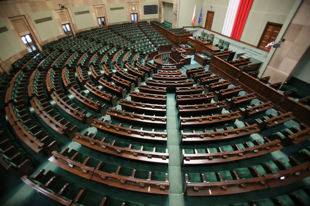 Polska polityka ma przed sobą intensywny tydzień – komisja śledcza ds. VAT przesłucha byłego ministra finansów, Sejm zbierze się na dwudniowym posiedzeniu, a rząd zajmie się podwyżkami rent i emerytur. Głośno komentowane będą też na pewno weekendowe konwencje Nowoczesnej, nowej partii Teraz! oraz piątkowe wystąpienie Jarosława Kaczyńskiego. 
