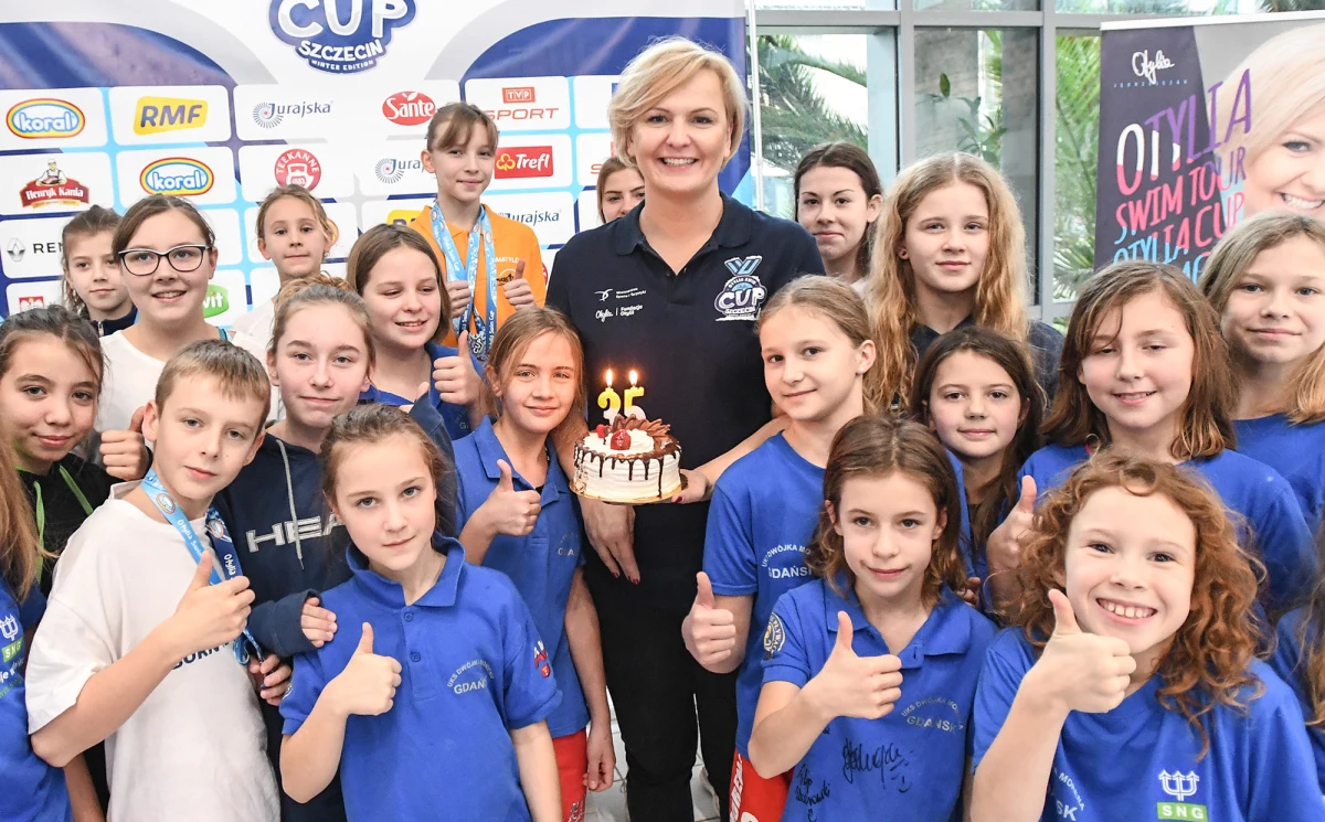 "Nasze zawody mają motywować młodych zawodników i pokazywać im atmosferę wielkich imprez jednocześnie dając nadzieję, że w przyszłości mogą być wielkimi mistrzami" – mówi mistrzyni olimpijska w pływaniu Otylia Jędrzejczak. W niedzielę w Szczecinie zakończyły się zorganizowane przez jej fundację dwudniowe zawody dla dzieci Otylia Swim Cup. 