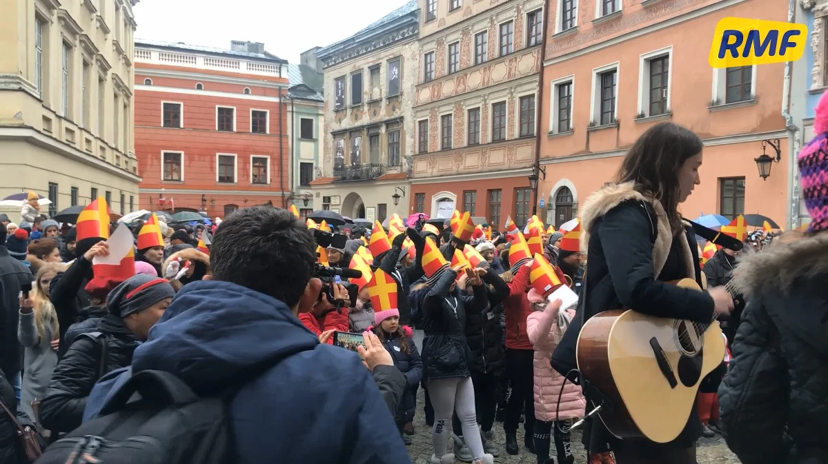Kilkaset osób wzięło udział w lubelskim Orszaku św. Mikołaja. Uczestnicy przemaszerowali z rynku Starego Miasta na wzgórze na Czwartku, gdzie znajduje się najstarszy lubelski kościół pod wezwaniem świętego Mikołaja. Chodziło o przypomnienie postaci biskupa Mikołaja, który stał się symbolem dobroci. W oderwaniu od komercyjnej wersji, która otacza nas wszystkich. Dlatego uczestnicy orszaku mieli na głowach biskupie mitry.
