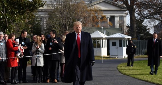 Prezydent Donald Trump zapowiedział, że wkrótce ogłosi decyzję ws. następcy Johna Kelly'ego na stanowisku szefa prezydenckiej kancelarii. "Rozmawiam z kilkoma naprawdę wspaniałymi ludźmi" - napisał w niedzielę Trump na Twitterze. Tymczasem kilka godzin wcześniej Nick Ayers, który kieruje kancelarią wiceprezydenta Mike'a Pence'a, i którego media typowały na kandydata na szefa kancelarii Donalda Trumpa, poinformował, że odchodzi z Białego Domu. Jak dodał, wraca do swojego rodzinnego stanu, Georgia. 