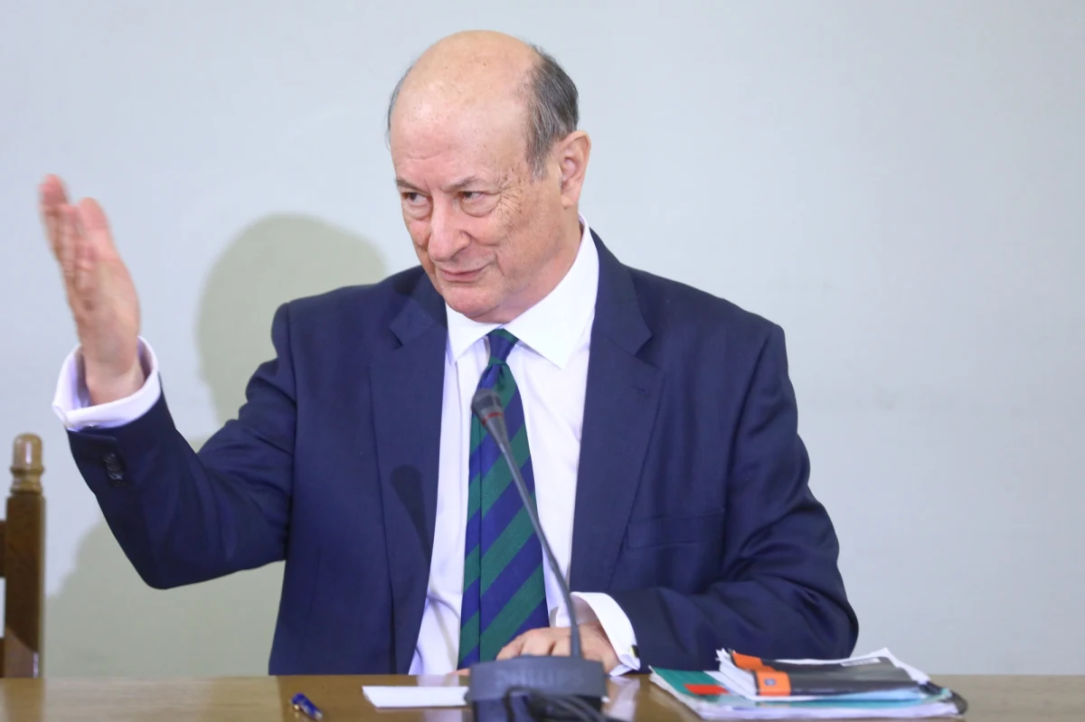 Komisja śledcza ds. VAT przesłucha dziś byłego ministra finansów za rządów PO-PSL, Jacka Rostowskiego. Były minister będzie zeznawać jako świadek w postępowaniu badającym, czy w latach 2007-2010 w instytucjach publicznych nie nastąpiły zaniedbania, które w efekcie doprowadziły do uszczuplenia dochodów Skarbu Państwa. Chodzi o podatek od towarów i usług oraz o podatek akcyzowy. "Luka" w dochodach państwa szacowana jest na ok. 260 mld zł.