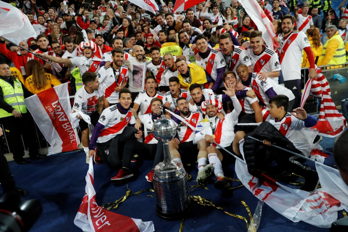 Copa Libertadores dla piłkarzy River Plate! W rewanżowym meczu finału pokonali oni lokalnych rywali z Buenos Aires - Boca Juniors - po dogrywce 3:1. Dla River Plate to czwarty w historii triumf w rozgrywkach, które są południowoamerykańskim odpowiednikiem europejskiej Ligi Mistrzów. "Pracowaliśmy do końca (…) i teraz możemy świętować" - cieszył się w niedzielny wieczór zdobywca jednego z goli dla zwycięzców Joan Quintero.