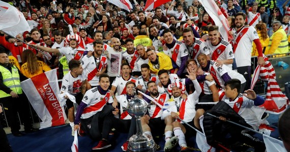 Copa Libertadores dla piłkarzy River Plate! W rewanżowym meczu finału pokonali oni lokalnych rywali z Buenos Aires - Boca Juniors - po dogrywce 3:1. Dla River Plate to czwarty w historii triumf w rozgrywkach, które są południowoamerykańskim odpowiednikiem europejskiej Ligi Mistrzów. "Pracowaliśmy do końca (…) i teraz możemy świętować" - cieszył się w niedzielny wieczór zdobywca jednego z goli dla zwycięzców Joan Quintero.
