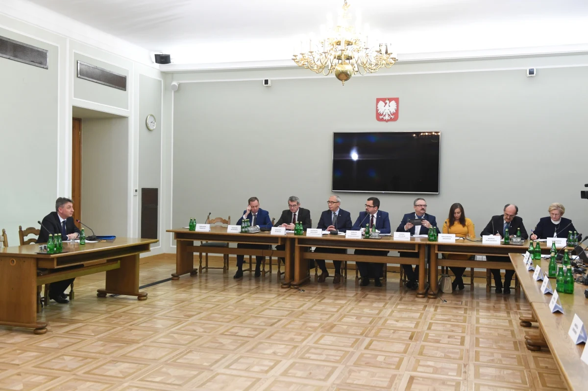 Posłowie opozycji chcą podważyć zeznania głównego świadka sejmowej komisji śledczej do spraw wyłudzeń zwrotów podatku VAT. Platforma Obywatelska zapowiada złożenie do prokuratury doniesienie w sprawie zeznań byłej wiceminister finansów, profesor Elżbiety Chojny - Duch. Posłowie PO twierdzą, że kłamała.